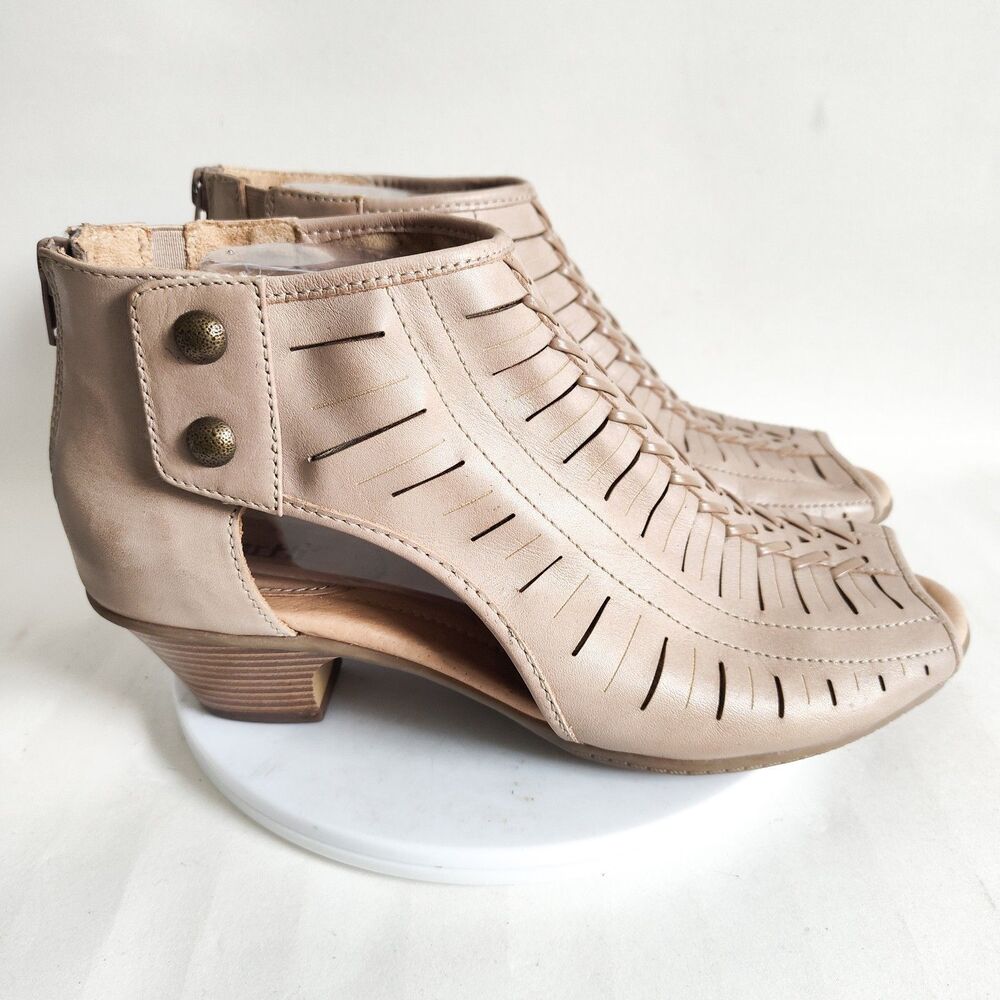Earth Cottagecore Laced Beige Neutral Leather Shoes Cutout 2" Block Heel 9 Wide